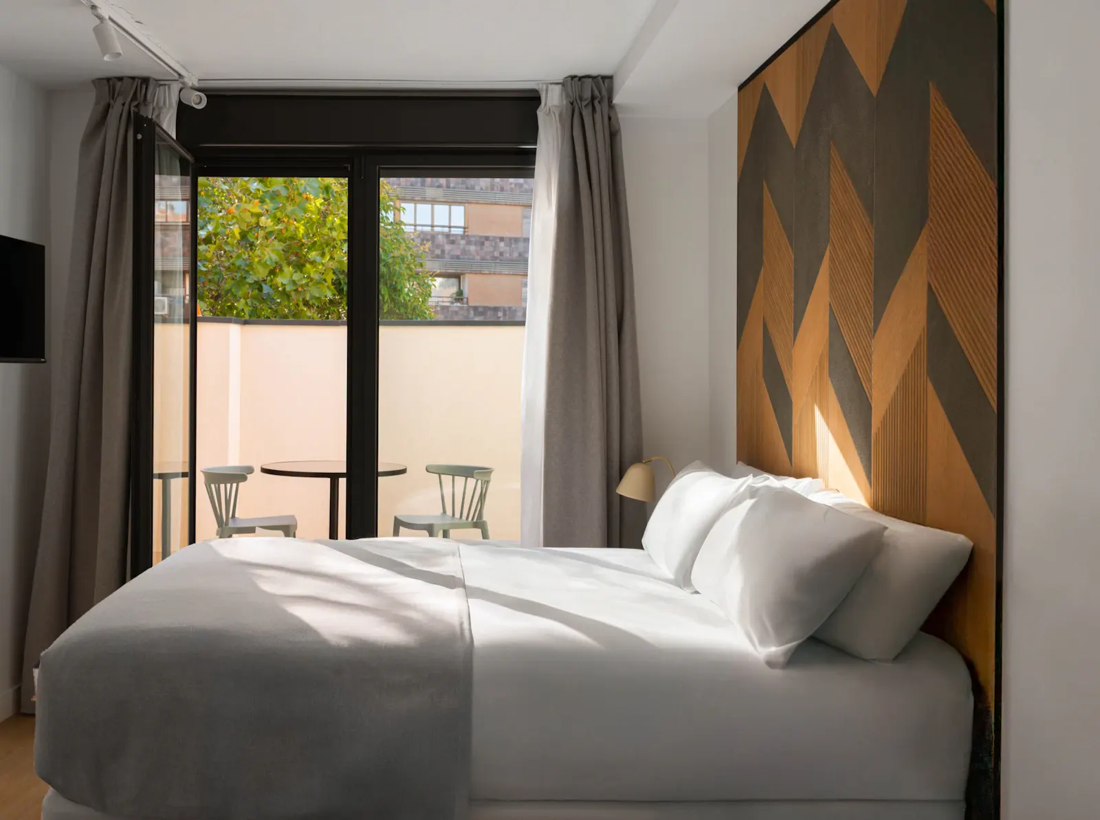 Limehome Madrid Calle de Bolivia, serviced apartment in Madrid